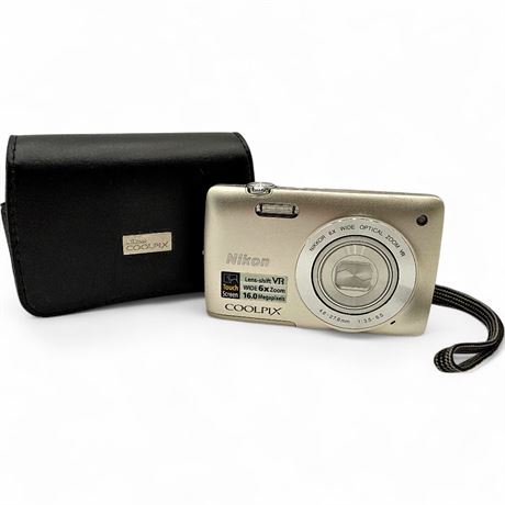 Nikon Coolpix S3100 Camera With Case