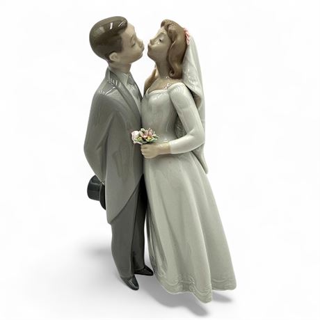 Lladro "A Kiss To Remember" Couple Figurine #6620