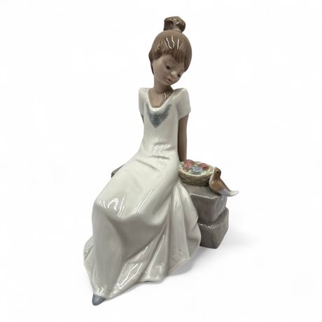 Nao By Lladró "Spring Has Come" Porcelain Figurine #1430