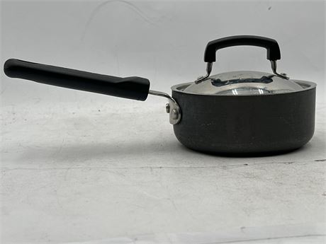 Calphalon 1-Quart Nonstick Saucepan