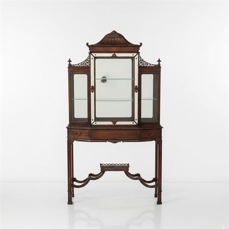 Weiman Furniture Co. Chinese Chippendale-Style Mahogany Vitrine