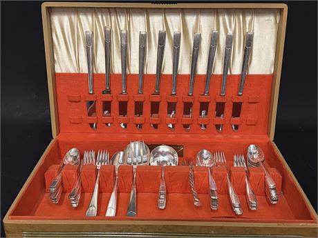 Holmes & Edwards Inlaid Silverplate Eighty-Two Piece Flatware Set