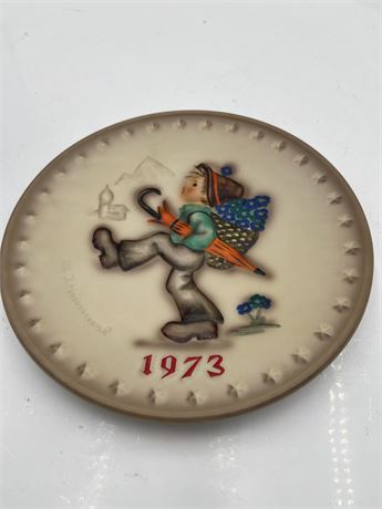 1973 Goebel M.J. Hummel Annual Collector Plate “Globe Trotter”