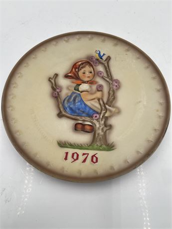 1976 Goebel M.J. Hummel Annual Collector Plate “Apple Tree Girl”