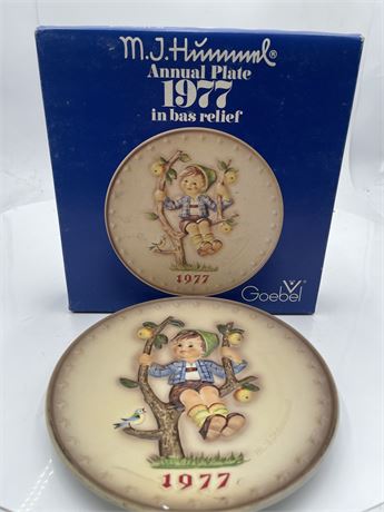 1977 Goebel M.J. Hummel Annual Collector Plate “Apple Tree Boy” w/ Box