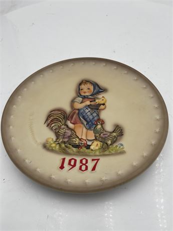 1987 Goebel M.J. Hummel Annual Collector Plate “Feeding Time”
