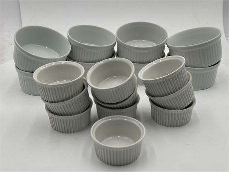 Group Of Eighteen White Porcelain Ramekins Dansk, Pilivite